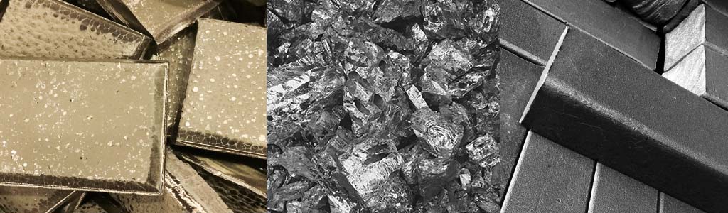 Hierbei handelt es sich um ein dreigeteiltes Foto: Links Elektrolyt Nickel-Kathoden, in der Mitte Chrommetall und rechts Eisenknüppel. Die Elektrolyt Nickel-Kathoden sehen aus wie goldig glänzende Fliesen. Chrommetall ist silber-graulich schimmernd und die Eisenknüppel sind grau-schwarze Barren.