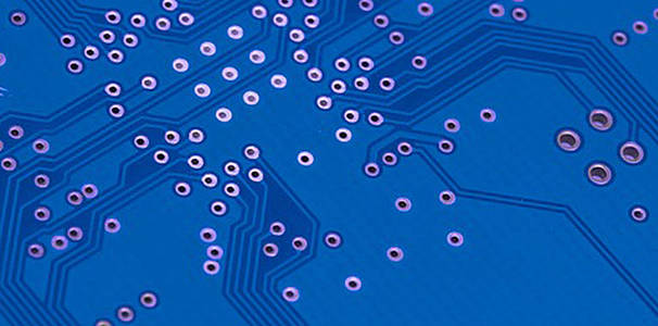 Bildausschnitt einer Leiterplatte für Microchips in der Farbe blau.