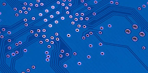 [Translate to en:] Bildausschnitt einer Leiterplatte für Microchips in der Farbe blau.